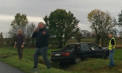 Między Piersnem a Cesarzowicami auto wypadło z drogi