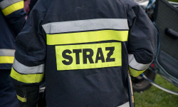 Laweta przewożąca auto osobowe przewróciła się na DK 94