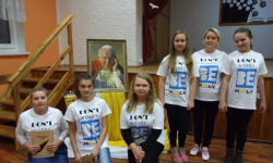 Uczniowie z Udanina na wieczorze poświęconym Janowi Pawłowi II