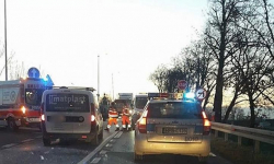 Na zjeździe w Kostomłotach zderzyły się osobówki. Poszkodowaną osobę zabrano do szpitala