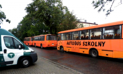 Policjanci po kontroli wykluczyli z ruchu niesprawny autobus szkolny