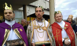 Śpiewniki w dłoniach, korony na głowach