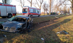 Czołowe zderzenie dwóch samochodów. Jeden z kierowców zakleszczony w pojeździe