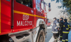 Strażacy z Malczyc pomogli ratownikom medycznym w wyniesieniu z budynku pacjenta