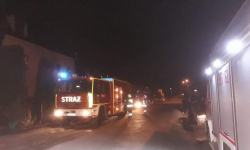 Pożar sadzy w kominie w Piekarach. Interweniowały cztery zastępy straży pożarnej