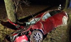 Osobówka wypadła z drogi koło Łagiewnik Średzkich. Straty oszacowano na blisko 30 tys. złotych