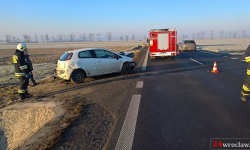 Osobówka uderzyła w przepust drogowy na krajowej 5