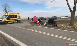 Koło Osieka czołowo zderzyły się osobówki. Dwie osoby zostały poszkodowane