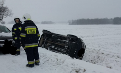 W Piekarach osobówka wpadła do rowu. Jedna osoba została poszkodowana