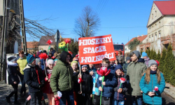 Kolorowa wiosenna parada uczniów ulicami Udanina