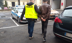 Na stacji benzynowej zmusili mężczyznę do oddania pieniędzy. Zostali zatrzymali