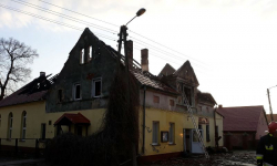 W budynku, gdzie jest sklep i świetlica wiejska spłonęło piętro. Straty oszacowano na pół miliona