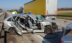 Na A4 zderzyły się osobówki z ciężarówką. Dwie osoby trafiły do szpitala