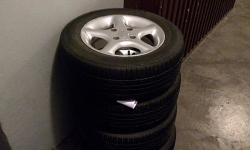 21-latek włamał się do garażu i ukradł komplet kół samochodowych. Sprzedał je znajomemu