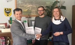 Wolontariusze prowadzą zajęcia z języka angielskiego w szkole podstawowej w Malczycach