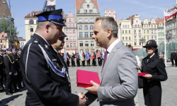 Wojewoda uhonorował strażaków za kampanię „korytarz życia”