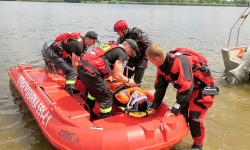 Ćwiczenia strażaków na jeziorze. Ratowali poszkodowanych i umacniali wały przeciwpowodziowe
