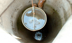 Mężczyzna wpadł do studni. Ratowali go strażacy