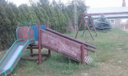 Zniszczone place zabaw straszą w gminie Udanin