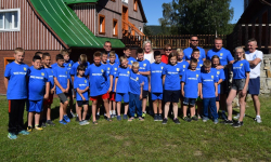 Wójt z wizytą u młodych piłkarzy na obozie profilaktyczno-sportowym