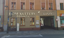 Zapytanie dyrektora Domu Kultury w Środzie Śląskiej dotyczące malowania elewacji frontowej i tunelu