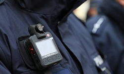 Policjanci z kamerami na mundurach