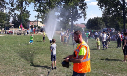 Pielgrzymi odpoczywali w Ujeździe Górnym. Strażacy przygotowali im coś dla ochłody