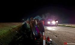 Osobówka uderzyła w bariery na autostradzie. Poszkodowana została pasażerka