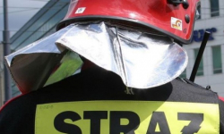 Ciało zmarłej kobiety w mieszkaniu, powalone drzewo, mężczyzna leżący na chodniku. Raport strażaków