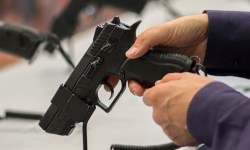 Mężczyzna chodził po Wróblowicach z bronią. Zostawił ją w jednym z mieszkań