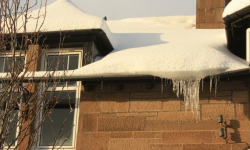 Odśnież dach, bo zapłacisz mandat. Nie chodzi jednak o kary, a przede wszystkim bezpieczeństwo