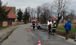 Osobówka zderzyła się z ciągnikiem w Ujeździe Górnym