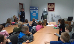 Uczniowie poznawali zawód policjanta i rozmawiali o bezpieczeństwie podczas wizyty na komendzie