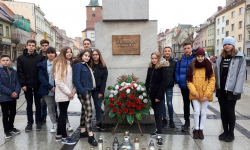 Uczniowie zapalili znicze pod pomnikiem. Pamiętali o Żołnierzach Wykletych