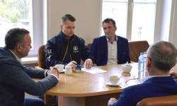 Podpisali dziś dwie umowy. Jedną na dokumentację przebudowy drogi na terenie gminy Kostomłoty