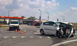 Wymuszenie pierwszeństwa na DK5. Zderzenie trzech pojazdów z finałem w pobliskim rowie