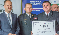 Strażacy-ochotnicy z promesami na doposażenie jednostek