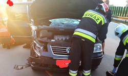 Na autostradzie samochód osobowy zderzył się z ciężarówką. Na miejsce wezwano śmigłowiec LPR