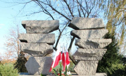 Pomnik na cmentarzu w Kostomłotach doczeka się renowacji