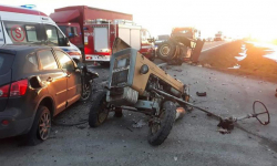 Ciągnik rolniczy po zderzeniu z samochodem rozpadł się na dwie części. Dwie osoby poszkodowane