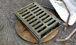 Kradli zabezpieczenia studzienek kanalizacyjnych. Mogło dojść do tragedii. Sprawcy zatrzymani