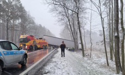 Tir wjechał do rowu i zablokował drogę krajową nr 94 między Proszkowem a Wilczkowem