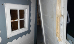 Zdewastowany plac zabaw w Komornikach. Rzecznik średzkiej policji wyjaśnia dlaczego sprawę umorzono