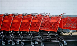 Strażnicy miejscy znaleźli porzucone wózki sklepowe. Okazało się, że ukradł je 61-letni mężczyzna