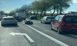 Zderzenie samochodu osobowego z motocyklem. Jedna osoba poszkodowana