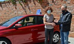 Powiat Średzki przekazał szkole nowy samochód