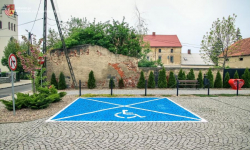 Na parkingu przed Urzędem Gminy Udanin wyznaczono miejsce parkingowe dla osób niepełnosprawnych