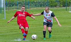 Pięć bramek w meczu Pogoni Miękinia i LKS Ciechów