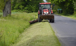 Drogowcy apelują do rolników o niewyrzucanie kamieni do rowów