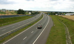 Jechał autostradą na "awaryjnych" i wymachiwał rękami. Miał blisko 3 promile alkoholu w organizmie